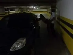 Sexo amador entre casal no estacionamento do shopping