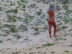 Amadora casada se exibindo nua na praia
