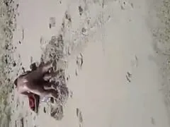 Casal liberal dando uma trepada gostosa na areia da praia