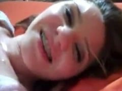 Linda loirinha de 18 anos se masturba para o namorado na frente da webcam