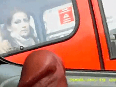 Taradão Tocando Punheta no Carro e Mulher Novinha de Boca Aberta no Ônibus