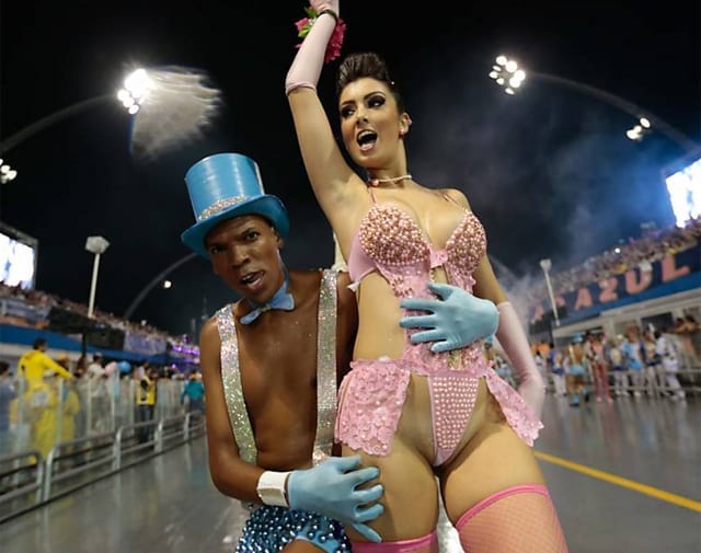 Musa do carnaval carioca no porno lésbico