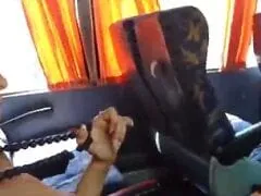 Caiu na Net – Vídeo Amador Incrível De Casal de Adolescentes Fodendo No Ônibus e Amigo Filma