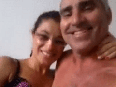 Casal Liberal de Coroas Gostosos Fizeram Video Gostoso e Mandaram Para o Grupo Errado