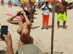 Vazou no WhatsApp Fotos Amadoras de Mulher Melão Hoje Em Copacabana - RJ