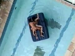 Flagra Amador Brasileiro Real de Casal Transando Gostoso na Piscina Enquanto Pedreiro Filma Tudo da Janela – SP