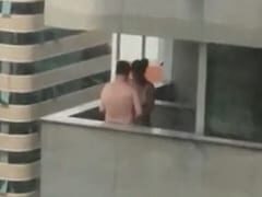 Flagra Amador Brasileiro Real de Empregada Pagando Boquete Para o Seu Patrão na Varanda do Apartamento Enquanto Vizinhos Filmam Tudo