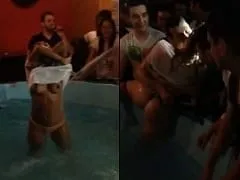 Trote de Calouros de Medicina da Faculdade UFMG em Belo Horizonte – MG Termina em Putaria Com Gostosas Perdendo a Linha na Piscina