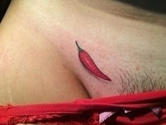 Contribuição Amadora Nacional – Gostosa Tira Fotos Peladinha Exibindo Sua Tatuagem de Pimenta Perto da Xota e Cai na Net – SP
