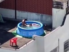 Flagra Amador Brasileiro Real de Casal Trepando Numa Piscina de Plástico no Terraço de Uma Casa Enquanto Vizinhos Filmam da Janela – MG