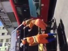 Gari Gostosa Exibe Seu Bumbum Nervoso Dançando Funk em Cima de um Caminhão de Lixo em Belo Horizonte – MG e Grupo de Amigos Filmam Tudo
