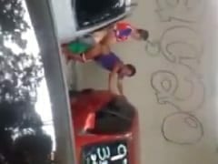 Coroas São Flagrados Trepando ao Ar Livre no Meio de um Estacionamento e Muita Gente Fica de Platéia Filmando a Foda Dos Dois – Xvídeos