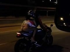Vadia Rabuda Vai Andar de Moto Esportiva de Saia Mas o Vento Levanta Tudo e Cavala e Flagrada de Fio Dental Por Motorista – Xnxx