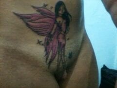 Amadora Tatuada Tira Fotos Peladinha e Deixa Seu Esposo Tirar Também Exibindo Seu Corpo Perfeito Mas Acaba Parando na Net - ES