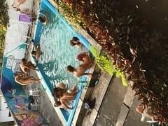 Vazou na Web Vídeo de Festinha Bissexual na Casa Coletiva em Santa Tereza – RJ Regada de Putaria e Muito Sexo na Piscina – Caiu na Net