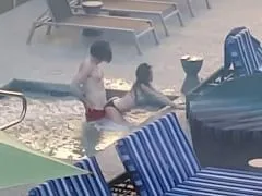 Casal de Jovens é Flagrado Trepando Numa Hidromassagem ao Ar Livre em um Motel e em Seguida Tomam Esporro Pela Conduta