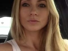 Loira Linda Começa a se Masturbar Com a Mão e um Consolo Dentro do Seu Carro Estacionado e Grava um Vídeo Amador – Xvídeos