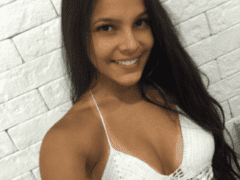 Emilly Araújo Uma das Irmãs Ninfetas do Big Brother Brasil 17 Colocou um Sutiã Transparente em Frente as Câmeras e Parou na Net