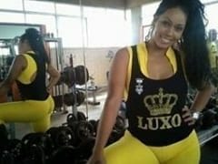 Viviane Ex Dançarina da Gang do Samba Caiu na Net em Vídeo Caseiro Chupando a Piroca do Seu Namorado Enquanto Ele Filma