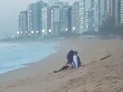 Casal é Flagrado Trepando Gostoso na Praia do Coqueiral de Itaparica em Vila Velha – ES e Vídeo Vaza na Web – Caiu na Net