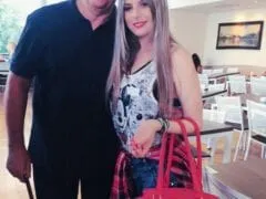 Filha do Apresentador Marcelo Rezende Caiu na Net em Fotos Amadoras se Exibindo Seus Peitões e Sua Xota Depilada