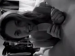 Gatinha Amadora Faz um Sexo Oral no Seu Parceiro Com Carinho, Lambuzando e Engolindo a Piroca Enquanto Ele Grava um Vídeo Caseiro – Caiu na Net