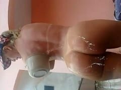 Mirella Mansur Atriz Gostosa Siliconada de São Paulo – SP Gravou um Vídeo Caseiro Tomando Banho de Balde Totalmente Nua – Xvídeos