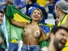 Bianka Cabral Musa do Vasco e Capa da Sexy de Janeiro Mostra os Seus Peitos no Meio do Público Para Comemorar a Vitória da Seleção Brasileira no Estádio Arena, em São Paulo