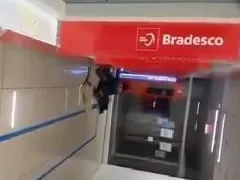 Flagra Real no Banco Bradesco Com Dois Mendigos Sem Vergonha Dando Uma Trepada Nervosa na Área dos Caixas Eletrônicos – Xvídeos