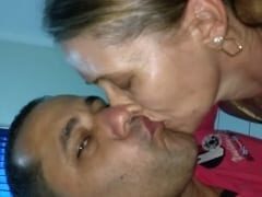 Marta Coroa Tesuda de Volta Redonda – RJ Pagou um Boquete Sensacional Pro Seu Parceiro e Deu um Beijão na Boca Dele Durante a Filmagem Amadora – Caiu na Net