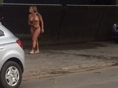 Loira Gostosa Fica Bêbada e Revoltada e Começa a Vandalizar as Coisas na Rua Sem Usar Roupa Nenhuma, Exibindo Seu Corpão – Caiu na Net