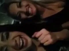 Britney e Sua Amiga Ficaram Muito Chapadas na Balada e Dentro do Carro Começaram a Mostrar Peitinho e Buceta Loucas Para Transar – Caiu na Net