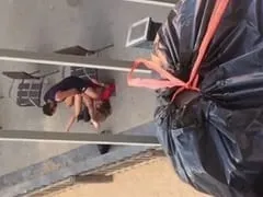Casal Vai Pra Uma Praça em Plena Luz do Dia e dá Uma Trepada Numa Posição Diferenciada Mas Foram Flagrados – Amadores