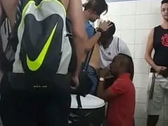 Gay Negão Funcionário do Shopping Distribuiu Boquete no Banheiro do Shopping e Rolou Até Fila de Espera Pelo Oral – SP