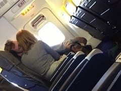 Mulher é Flagrada Tocando Uma Punheta Pro Seu Parceiro no Avião Descaradamente e Malandro Ficou Todo Relaxado – Caiu na Net