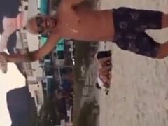 Casal Transa na Praia no Finalzinho de Tarde na Maior Cara de Pau e a Galera em Volta Gravou um Vídeo do Flagra Dando Uma Bela Zuada – RJ