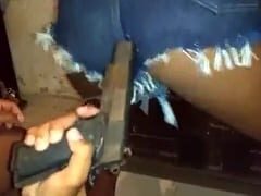 Novinha do Morro Ficou Rebolando Sua Bundinha Empinada na Arma do Traficante e Malandro Ainda Fez um Vídeo Amador da Dança – Caiu na Net