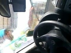 Puta Casada Ficou Mostrando a Xota Dentro do Carro Pra Provocar o Frentista Enquanto Ele Lavava o Vidro do Seu Carro, e Ainda Filmou – Amadora