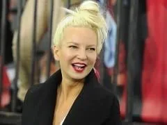 Paparazzo Tira Foto da Cantora Sia Peladona, Tenta Chantagear Mas Ela se Antecipa e Posta o Nude em Seu Twitter Ironizando a Situação
