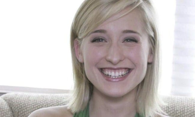 Allison Mack A Chloe De Smallville Está Sendo Acusada De Ser Líder De