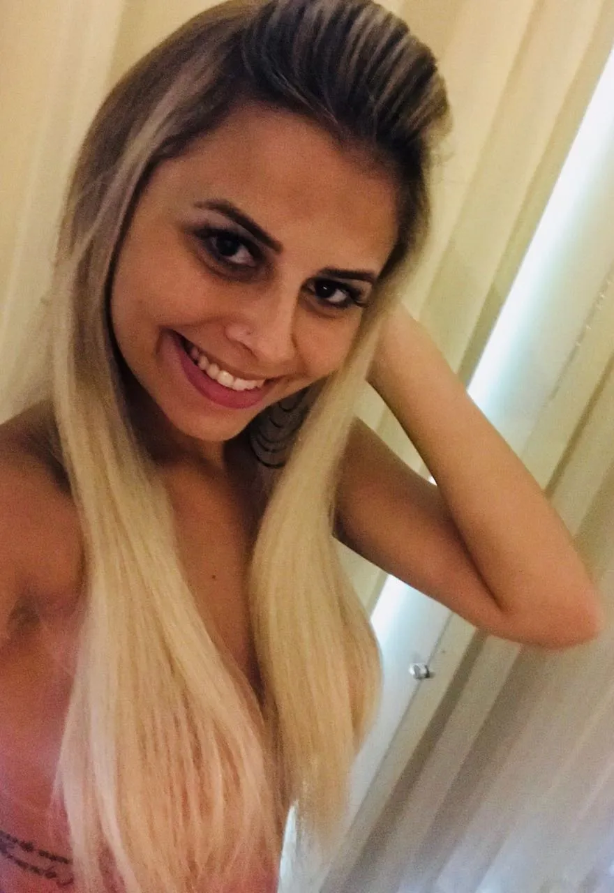 Rafaella Gp Loira Siliconada Muito Gostosa Tirou Fotos Peladinha Pra Mostrar Pros Clientes E