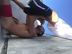 Gays Tarados Foram Pra Laje de Casa e Fizeram um Sexo Oral Excitante e Deixaram a Câmera Filmando Essa Putaria