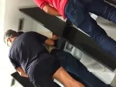 No Banheiro Público do Bourbon Shopping em São Paulo um Coroa Foi Flagrado Sarrando e Masturbando um Jovem Rapaz Que Estava Mijando no Mictório