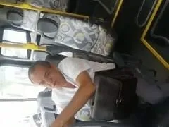 Coroa Tocou Uma Punheta no Ônibus, Foi Flagrado Pelos Passageiros e Acabou Sendo Cobrado e Filmado Por Várias Pessoas – Caiu na Net