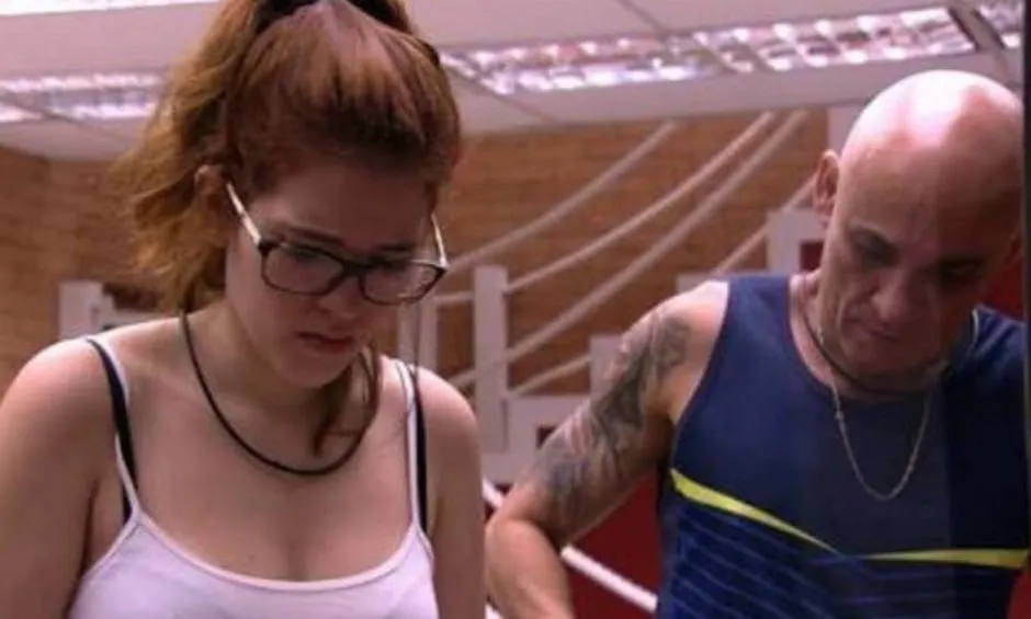 Bomba No Bbb 18 Pai E Filha Ayrton E Ana Clara Ficam De Intimidade 