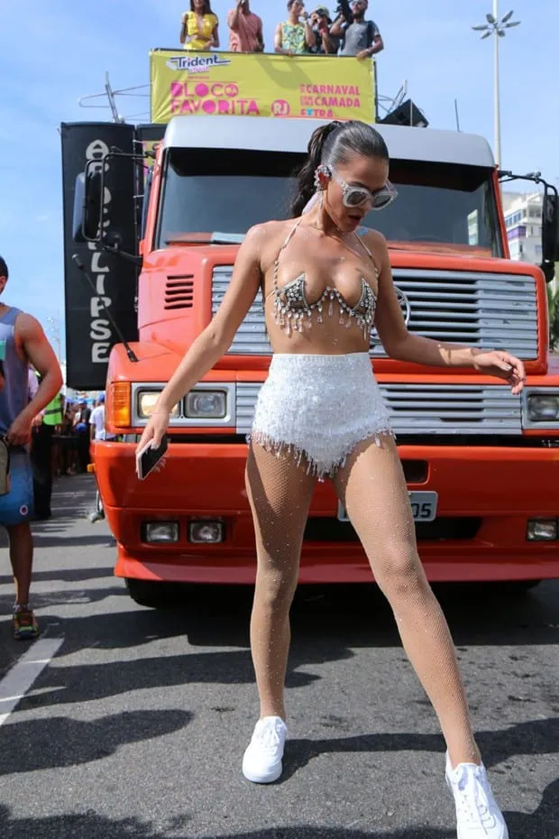 Bruna Marquezine Foi Curtir O Bloco Da Favorita No Carnaval 2018 Em 