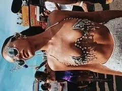 Bruna Marquezine Foi Curtir o Bloco da Favorita no Carnaval 2018 em Copacabana – RJ e Ousou na Sua Fantasia Com os Peitos Quase a Mostra e um Short Super Curto