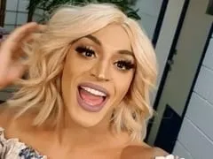 Pabllo Vittar a Cantora Drag Queen de Sucesso Resolveu Sensualizar em Show e Ficou Rebolando Mostrando a Bunda Mas o Volume do Saco se Sobressaiu