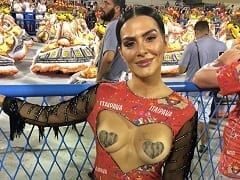 Cléo Pires Atriz Musa de um Camarote na Marquês de Sapucaí Vai Com Seios Amostra Apenas Com Adesivo Assistir o Desfile Provocando Com Seu Corpo Sensual