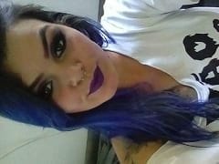 Brenda Ninfeta Tatuada de Cabelo Azul de Guaíba – RS Gravou um Vídeo Caseiro se Exibindo Peladinha e Sensualizando de Forma Excitante